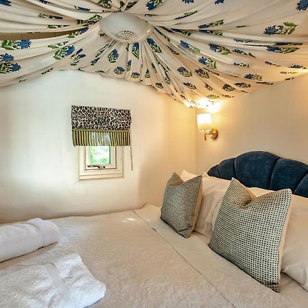 Finest Retreats - Shrawardine Train Carriage Villa Luaran gambar