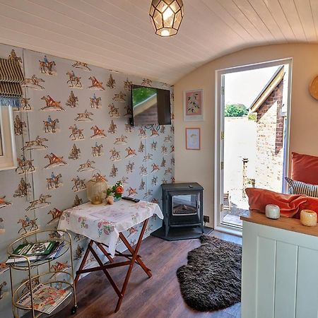Finest Retreats - Shrawardine Train Carriage Villa Luaran gambar