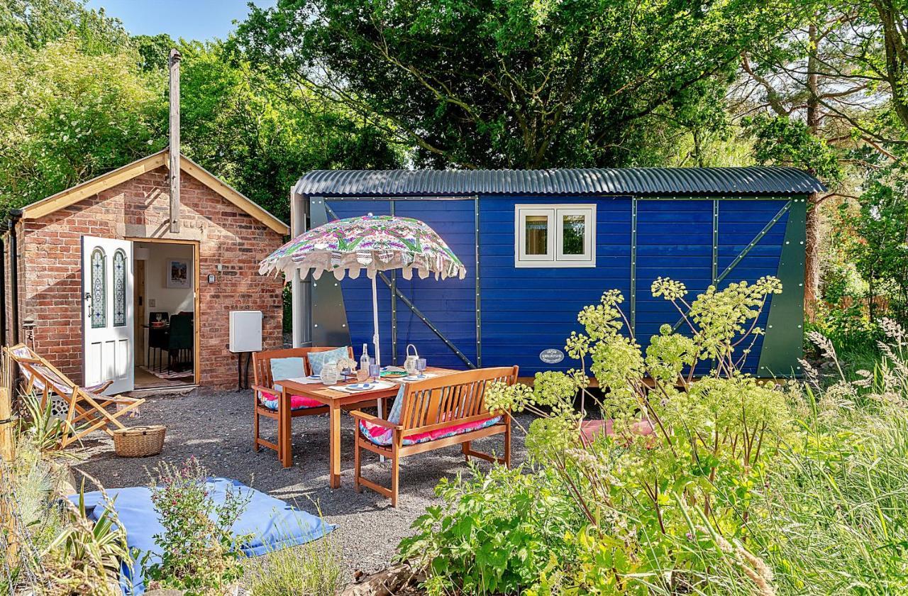 Finest Retreats - Shrawardine Train Carriage Villa Luaran gambar