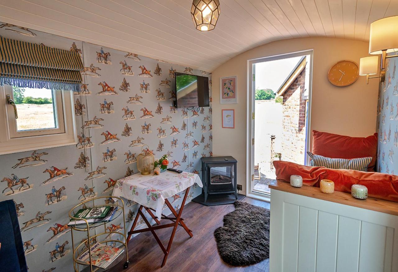 Finest Retreats - Shrawardine Train Carriage Villa Luaran gambar
